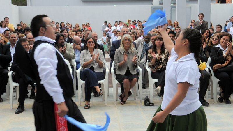 La gobernadora inauguró dos escuelas en el inicio del ciclo lectivo