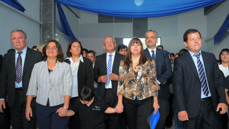 La gobernadora inauguró dos escuelas en el inicio del ciclo lectivo