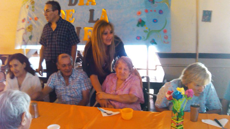 Veaute brindó con las abuelas del Hogar de Ancianos