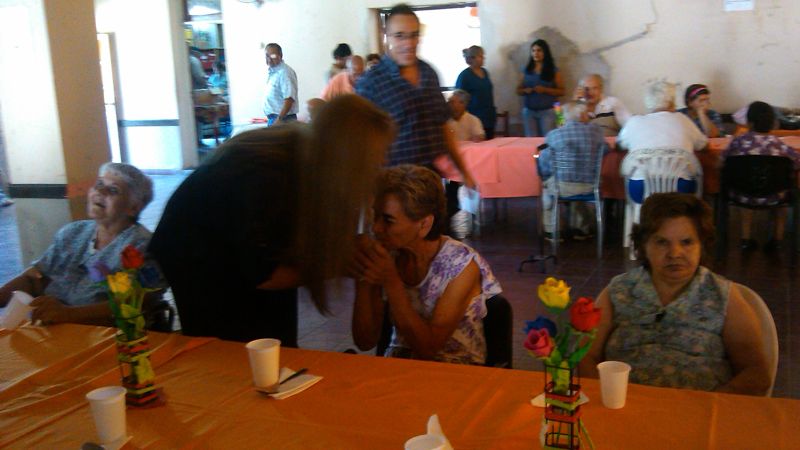 Veaute brindó con las abuelas del Hogar de Ancianos