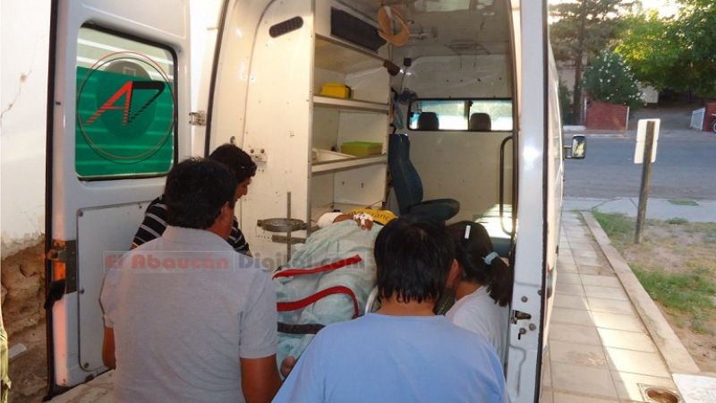 Accidentados fueron trasladados al hospital en una camioneta por falta de ambulancia 