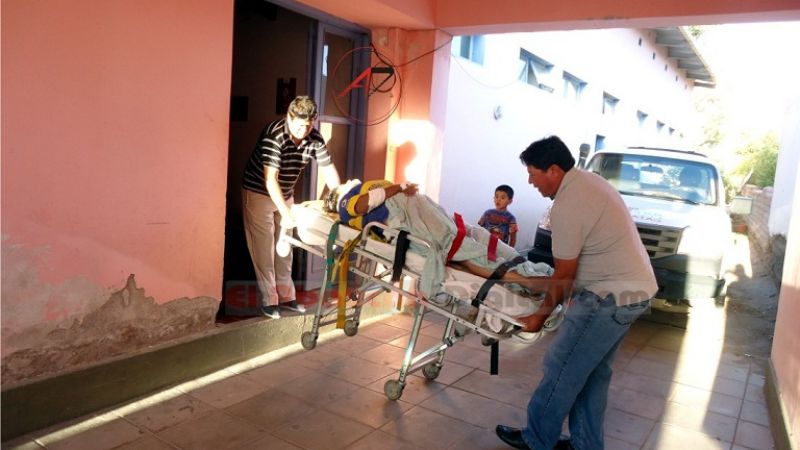 Accidentados fueron trasladados al hospital en una camioneta por falta de ambulancia 