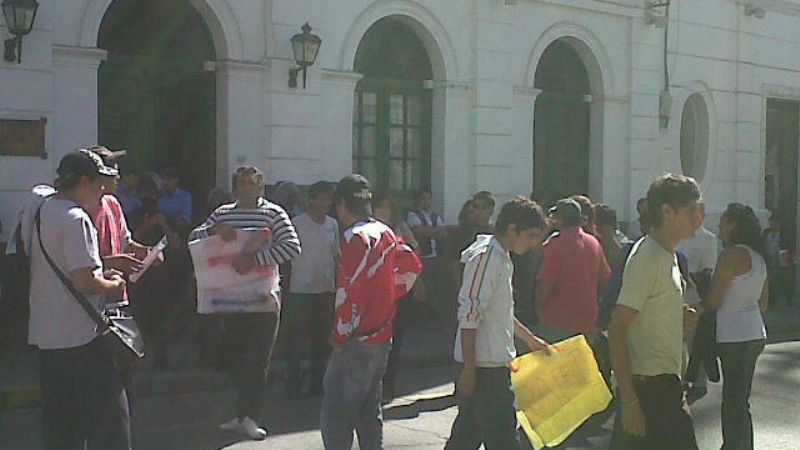 Cesanteados se manifiestan en la plaza