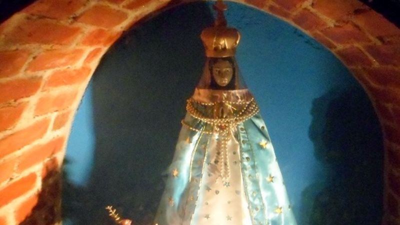 La silueta de Jesús detrás de la imagen de la Virgen