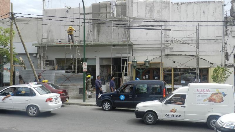 Restauración y puesta en valor de fachadas en la plaza 25 de Mayo