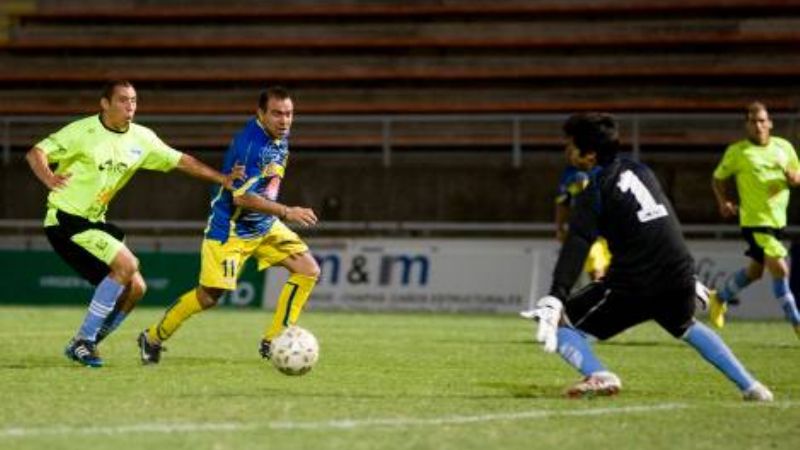 Policial goleó a Sarmiento, hoy van “Santos” y “Leones”