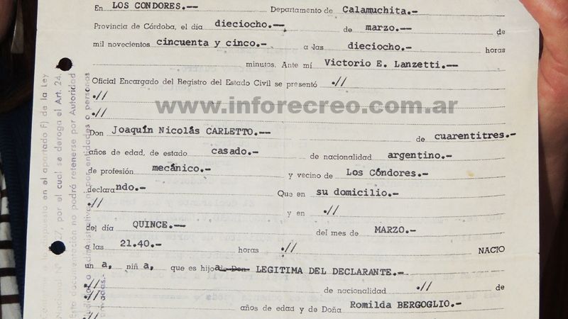 En Recreo, una preceptora dice que es pariente del Papa 