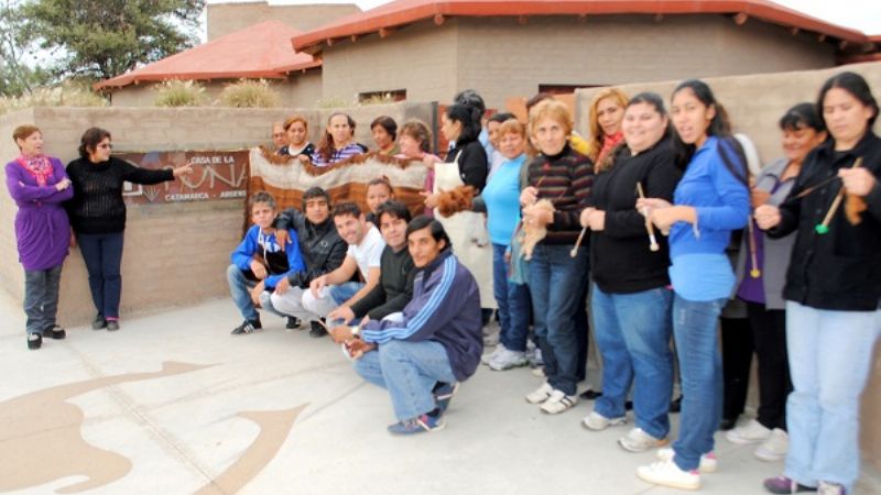 Artesanos de \"alma\" fueron los que tejieron el poncho del Papa