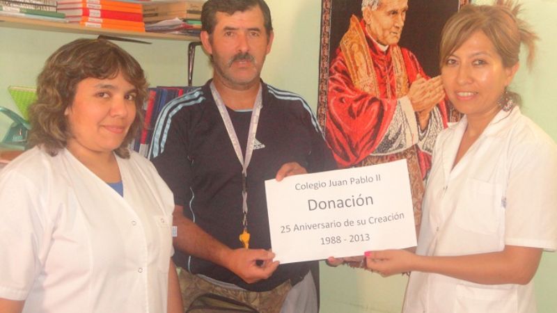 Atletas entregaron ayuda económica a escuela que está de aniversario