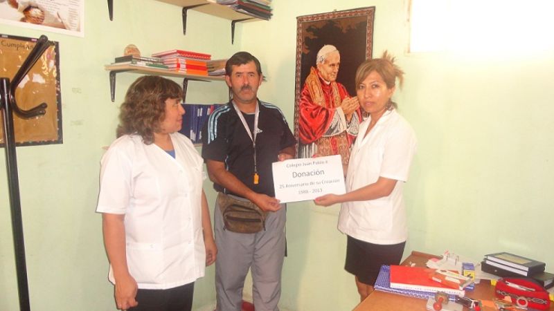 Atletas entregaron ayuda económica a escuela que está de aniversario