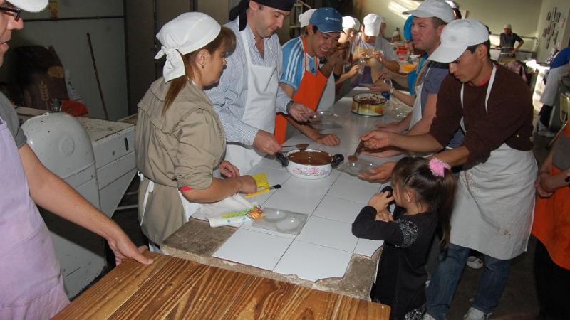 Mera y chicos de escuelas especiales confeccionaron huevos de pascua