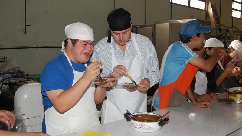 Mera y chicos de escuelas especiales confeccionaron huevos de pascua
