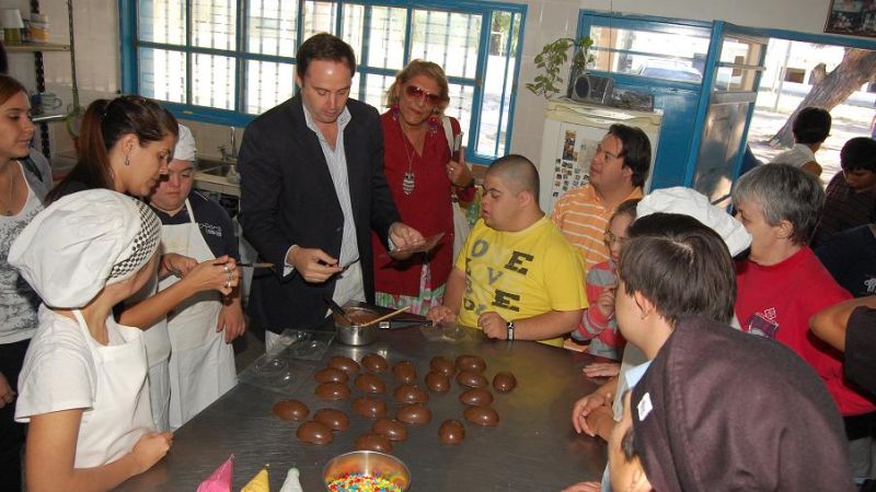 Mera y chicos de escuelas especiales confeccionaron huevos de pascua