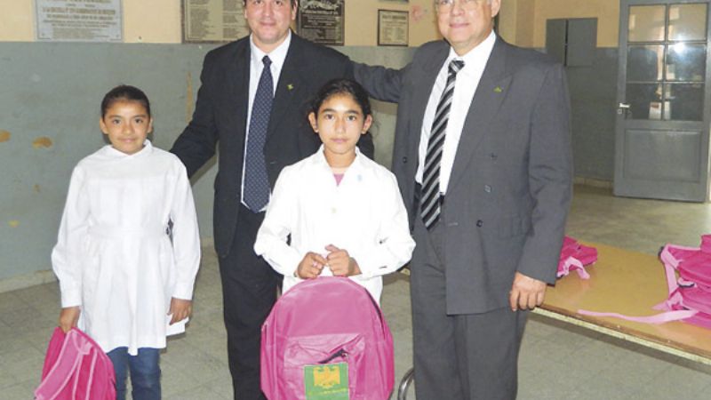 Donación de mochilas y set de útiles para escuela de Alijilán