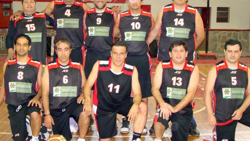 Juega el maxibásquetbol