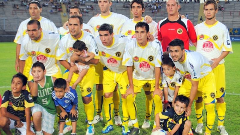 Policial ganó 2-0 y quedó a 1 punto de la clasificación