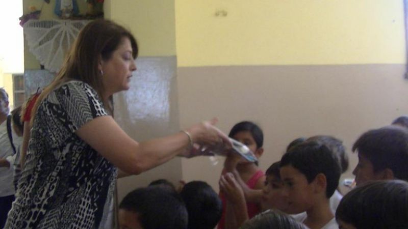 Moreta donó kit escolares a una escuela del barrio Villa Cubas 