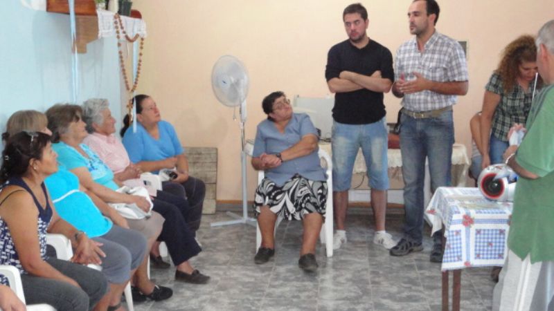 Hernández junto a jubilados de Banda de Varela