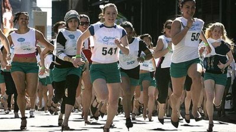 Novedosa carrera de tacones