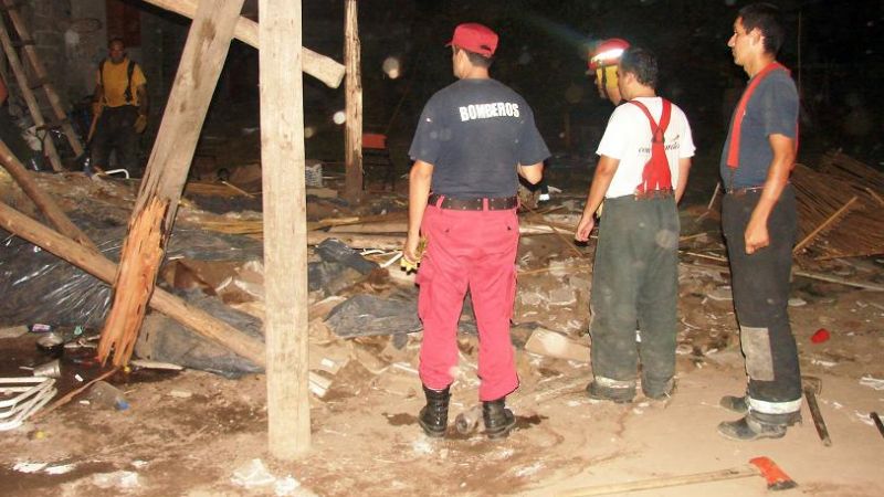 Tres personas lesionadas tras caer techo de un quincho