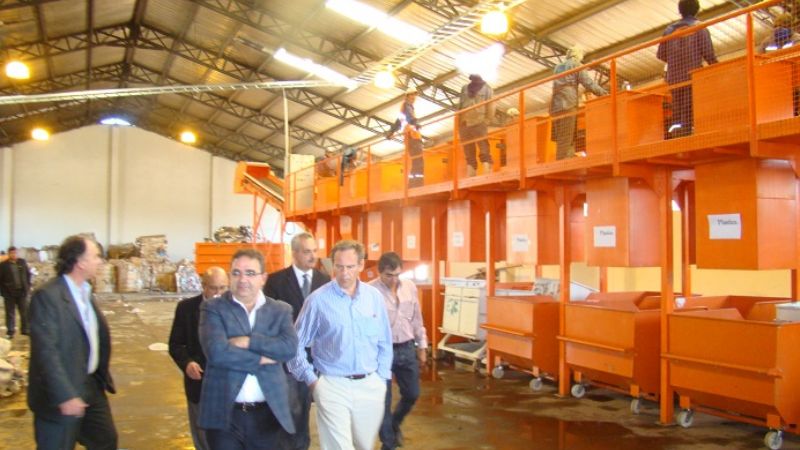 Visita de funcionarios a la planta de residuos patógenos