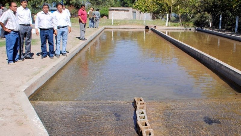 Obras de agua y entrega de indumentaria en Capayán