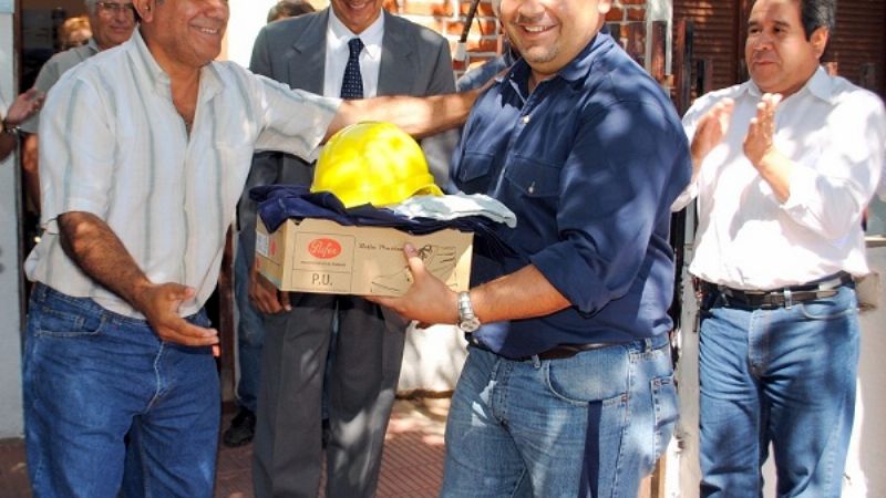 Obras de agua y entrega de indumentaria en Capayán