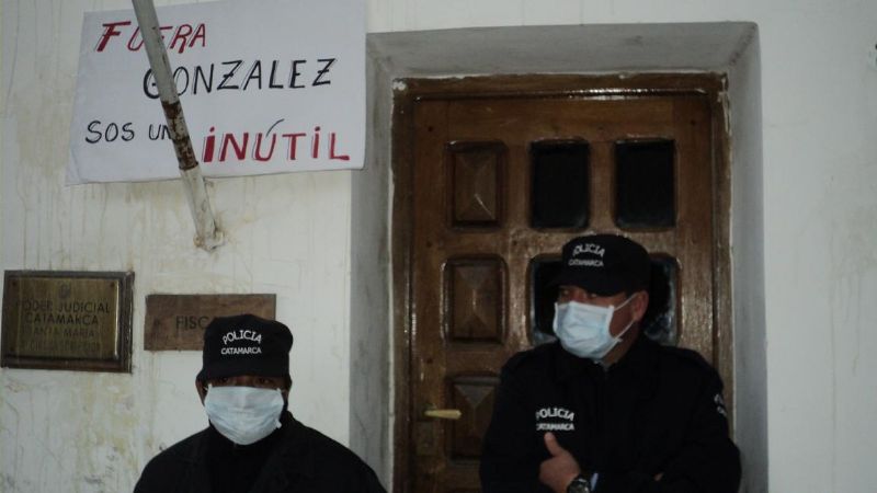 Nueva protesta contra el fiscal González y bloquean el paso a la Fiscalía