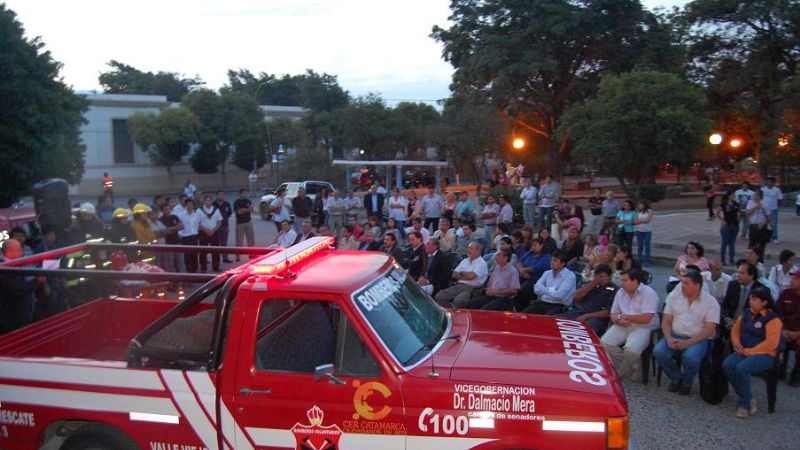Mera entregó una camioneta para los bomberos de Valle Viejo