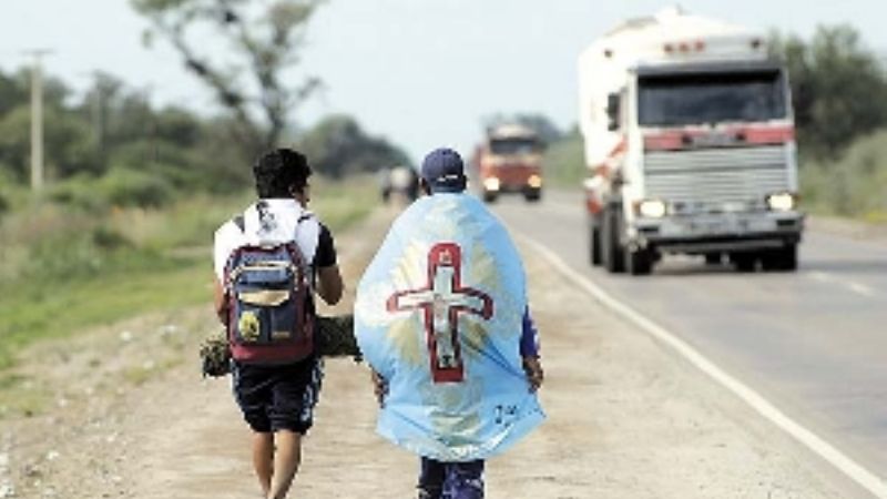 Mantienen prevenciones por el paso de peregrinos en banquinas y bordes de calzada