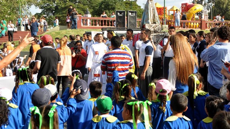 Colorida y emotiva peregrinación infantil para honrar a la Madre del Valle