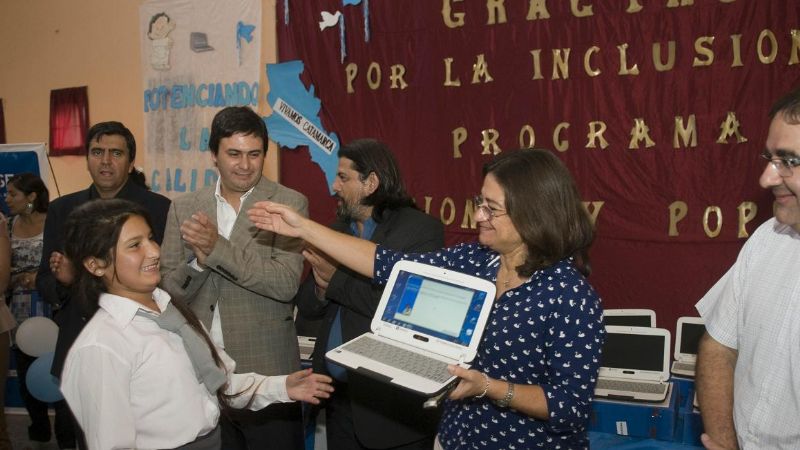 Corpacci entregó netbooks en la Escuela N° 77