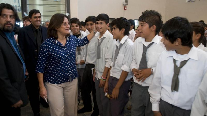 Corpacci entregó netbooks en la Escuela N° 77