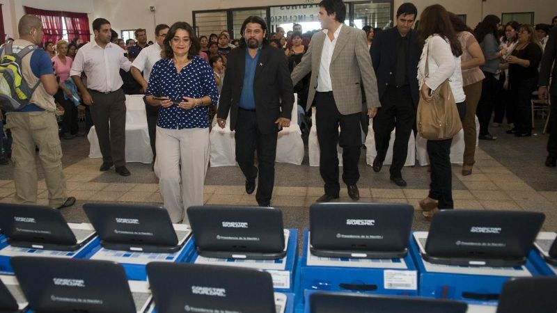 Corpacci entregó netbooks en la Escuela N° 77