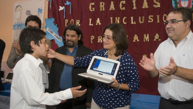 Corpacci entregó netbooks en la Escuela N° 77