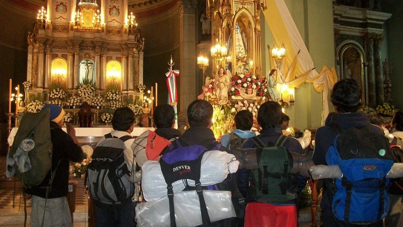 Los peregrinos a los pies de María