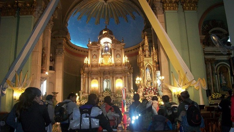 Los peregrinos a los pies de María