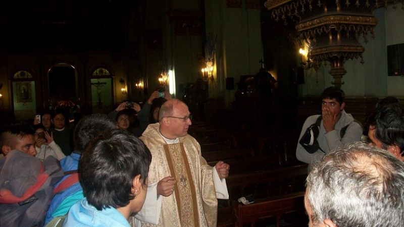 Los peregrinos a los pies de María