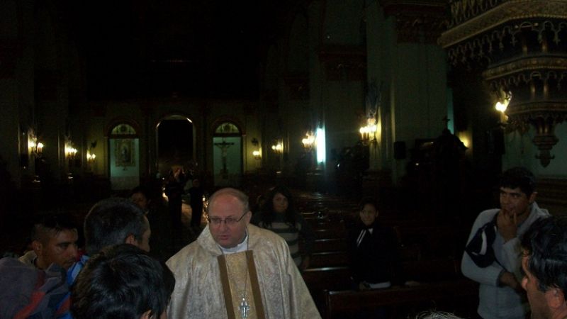 Los peregrinos a los pies de María