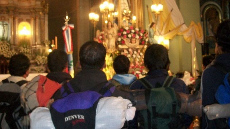 Los peregrinos a los pies de María