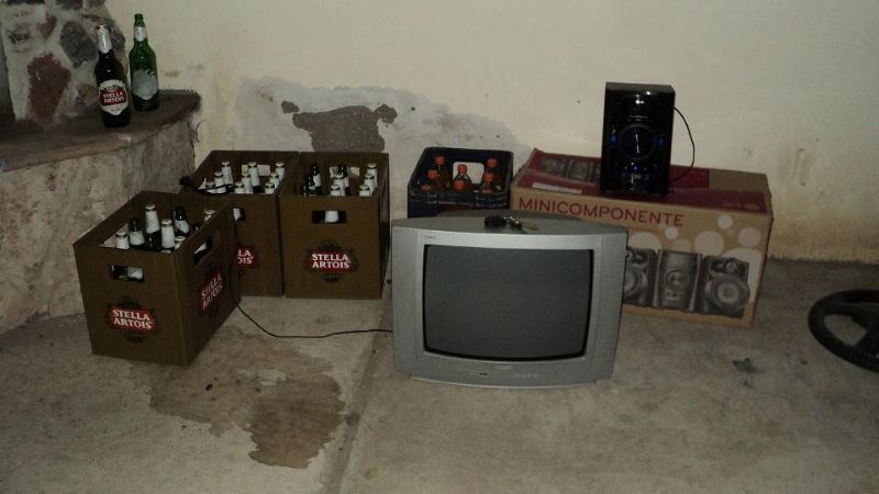 Robaron achuras, cervezas, gaseosas y hasta una parrilla  