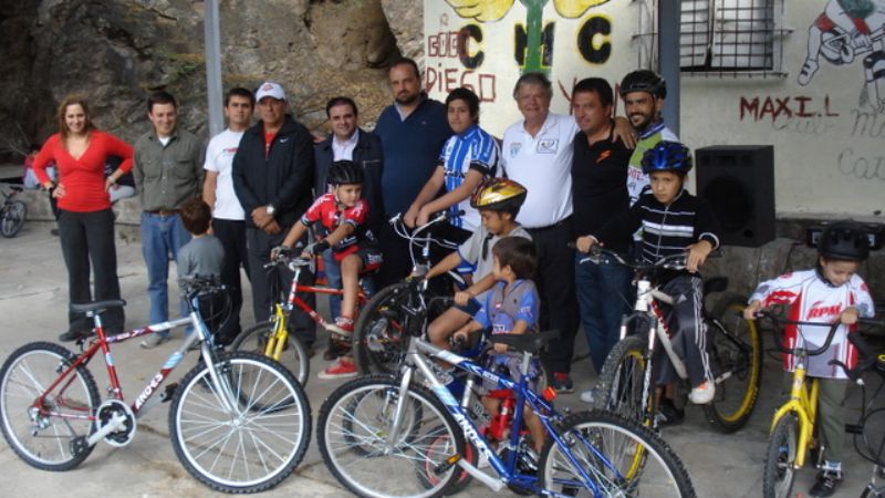 Se donaron tres bicicletas para el club de mountain bike