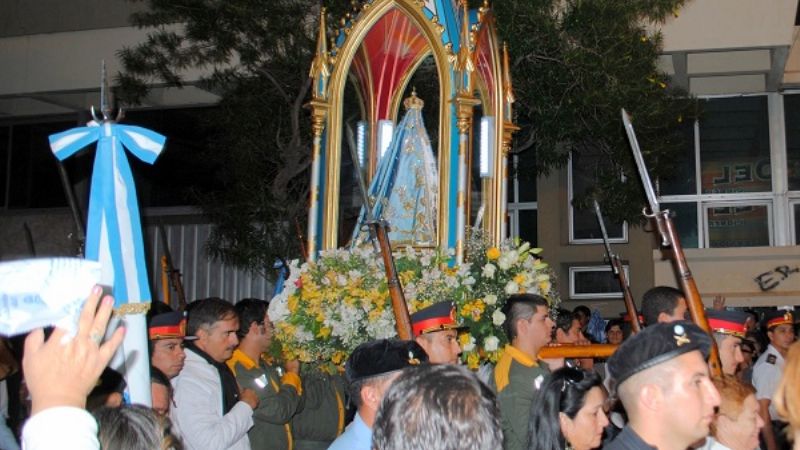 Una multitud acompañó a la Virgen en la procesión