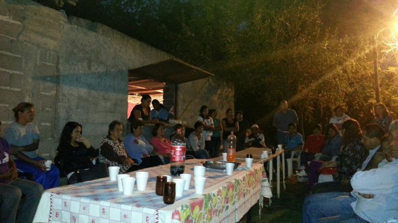 Natalia Soria con vecinos de El Portezuelo