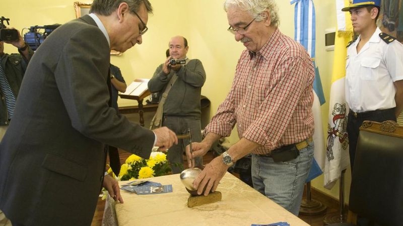 Cincelan el futuro cáliz del Papa Francisco en Casa de Gobierno