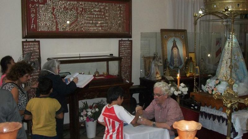 Cincelaron en la Catedral Basílica el cáliz para el Papa Francisco