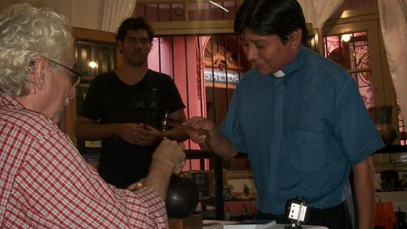Cincelaron en la Catedral Basílica el cáliz para el Papa Francisco