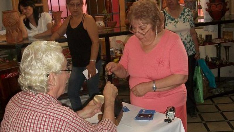 Cincelaron en la Catedral Basílica el cáliz para el Papa Francisco