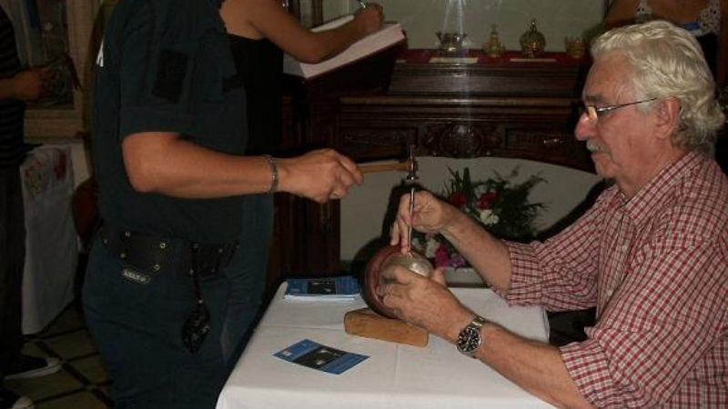 Cincelaron en la Catedral Basílica el cáliz para el Papa Francisco