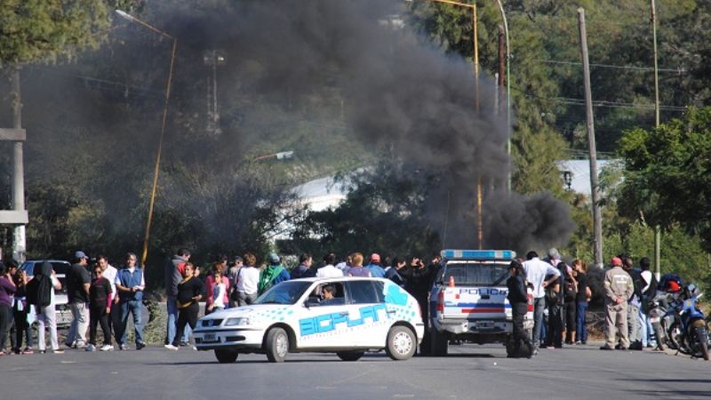 Municipales cortan la Ruta Nacional 38 en Tres Puentes